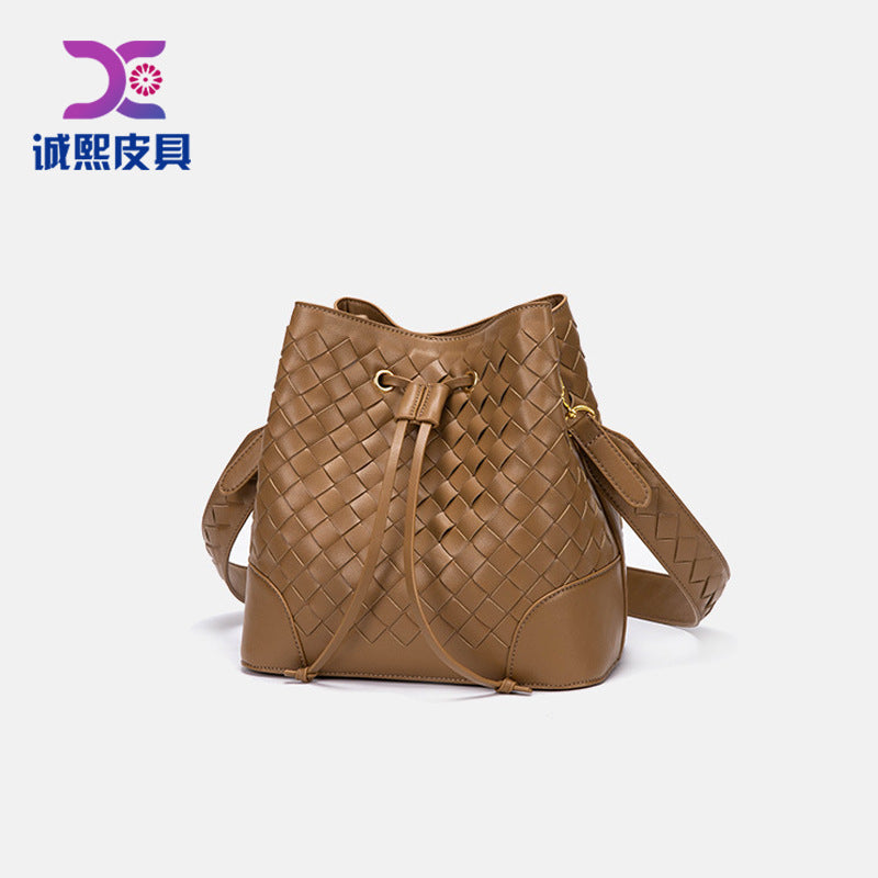 水桶包 2024新款复古编织包大容量通勤单肩包包女士时尚斜跨女包