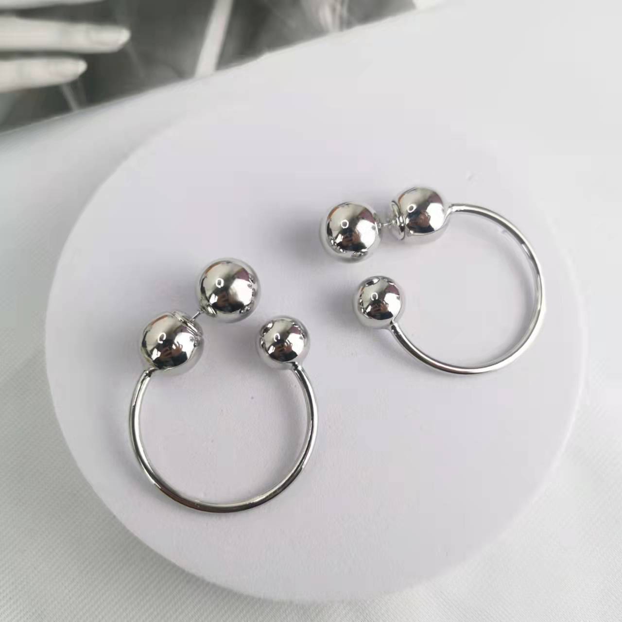 BV家22新款圆珠耳钉女环形气质极简欧美风后挂式光面几何大耳环