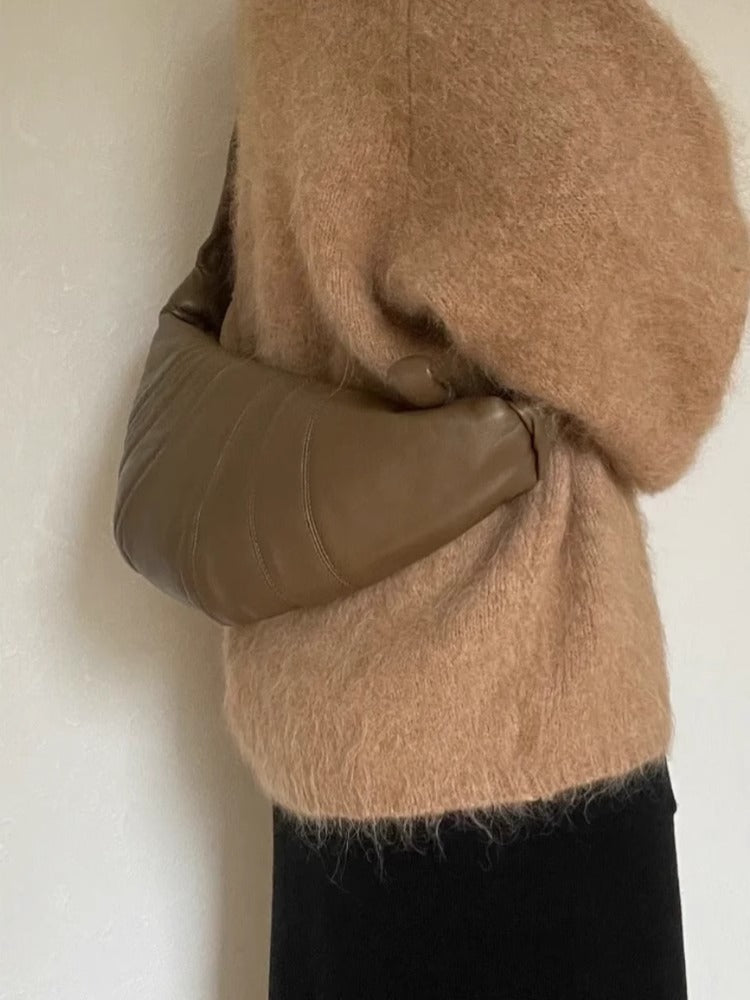 L家牛角包小众羊皮可颂包休闲饺子包真皮小号斜挎流浪胸包 批发