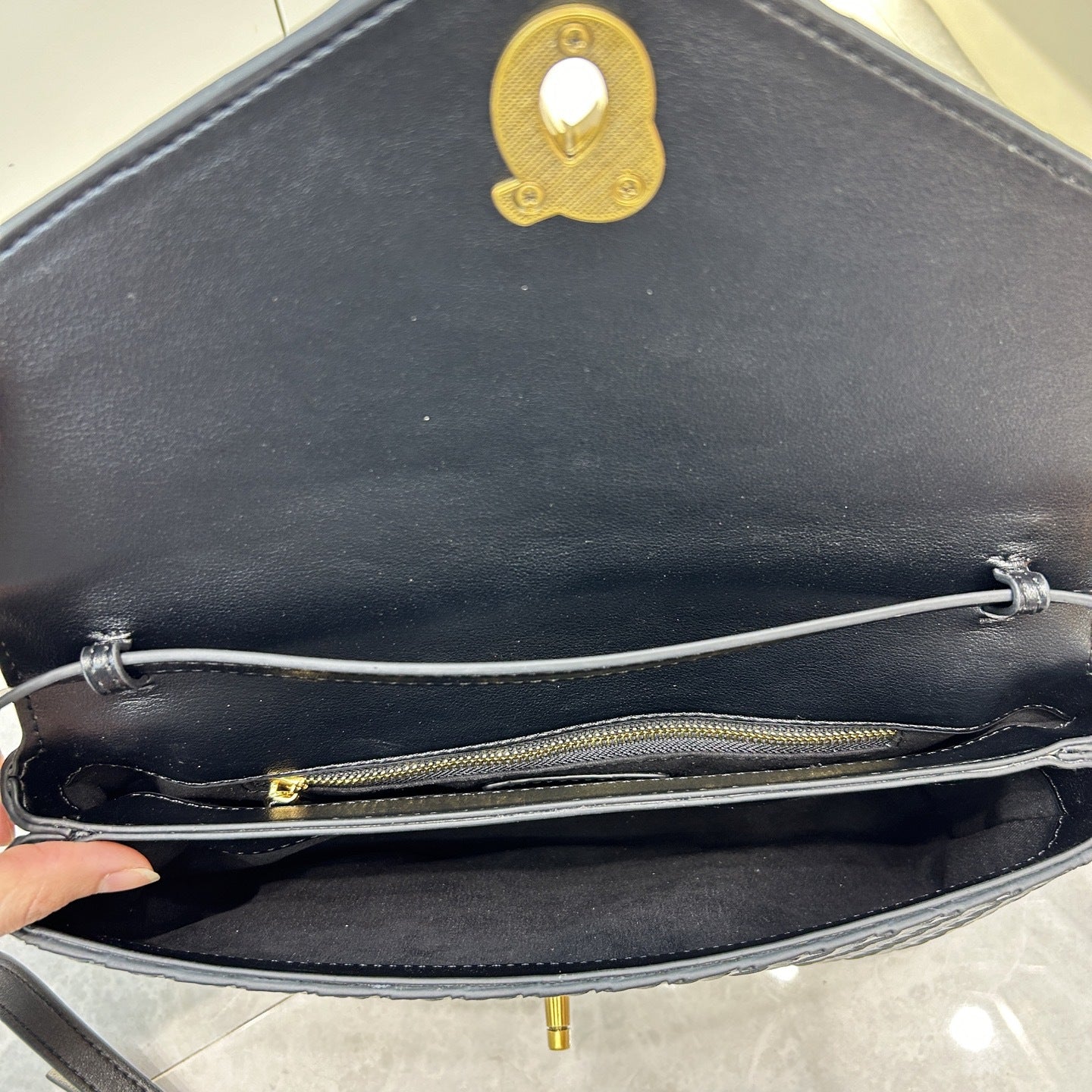 真皮编织小方盒女包2025春季新款时尚百搭锁扣大容量手提斜跨包女