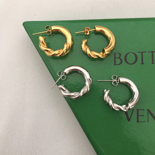 BV家新款几何形麻花扭绳耳钉女高级感简约INS风C形拼接耳环批发