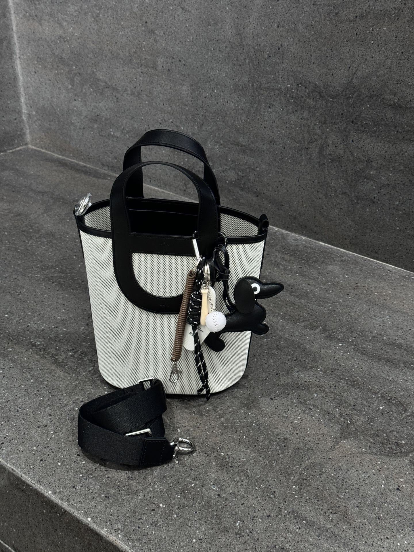 高级感猪鼻子包包大容量女包2024新款真皮小众水桶包斜挎菜篮子包