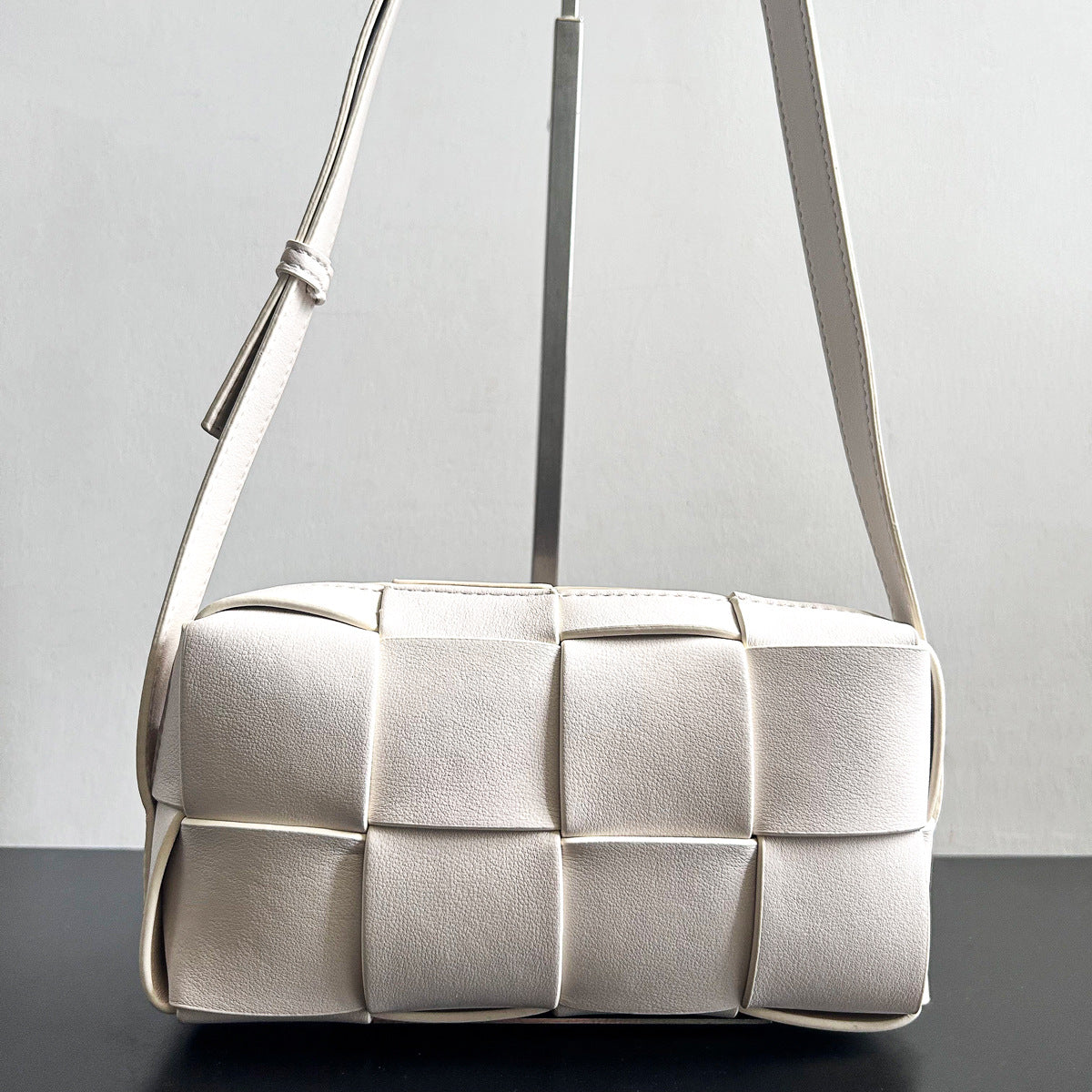 高级感包包女春夏百搭2023新款时尚单肩斜挎包流行爆款编织枕头包