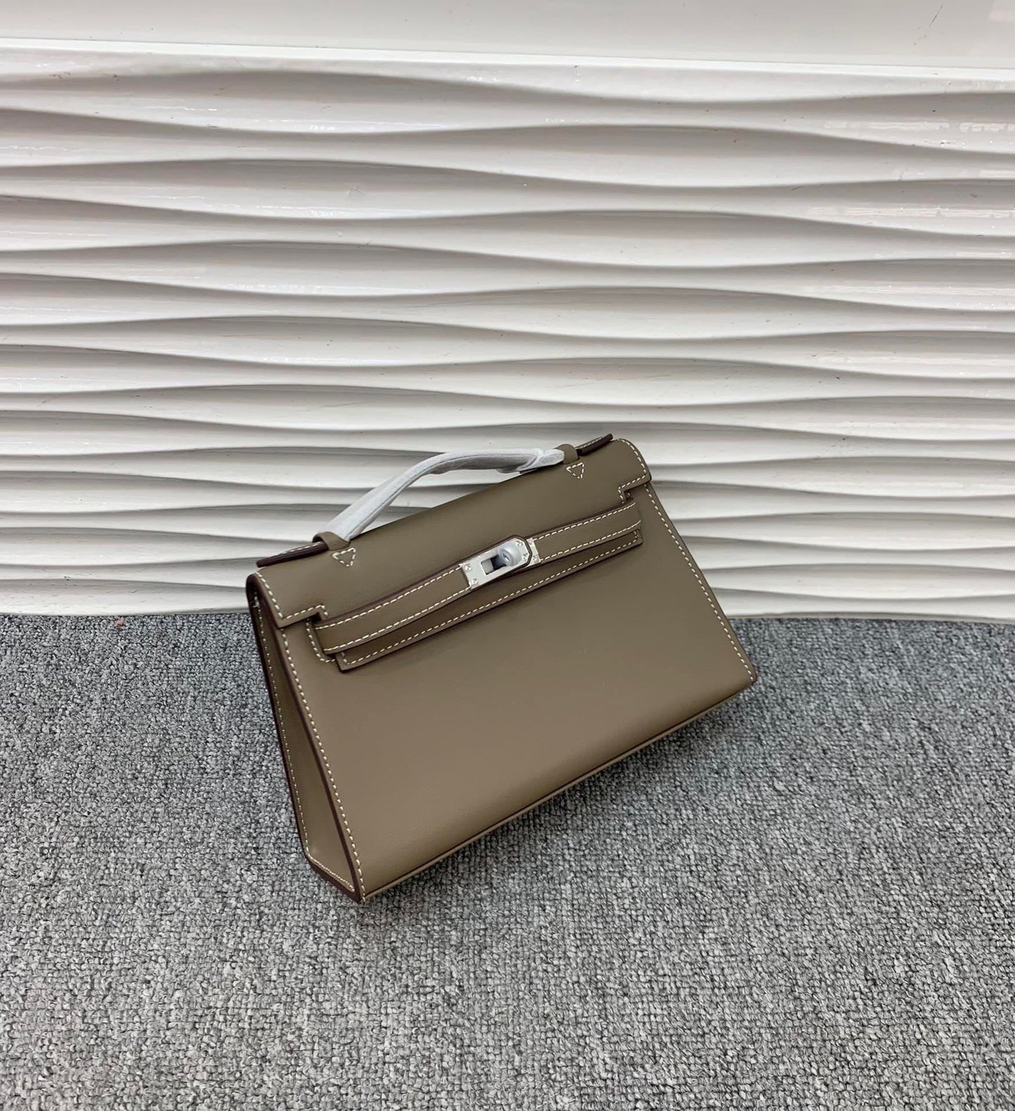 腋下凯莉包手掌纹真皮女包2024新款欧美时尚高级感单肩斜挎法棍包