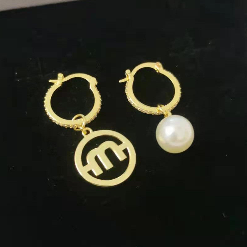 缪家新款水晶镶钻珍珠M字母耳圈可拆卸满钻时尚ins风不对称耳环