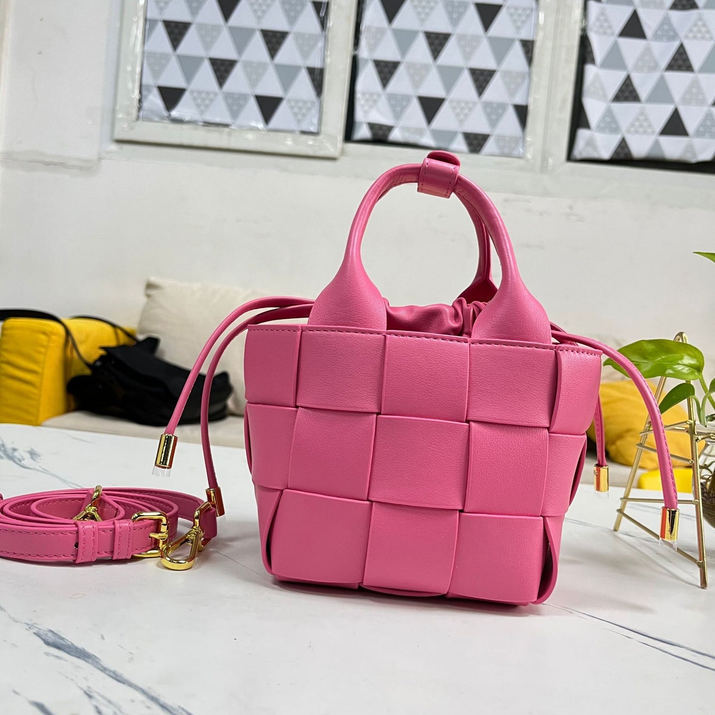 包包2022新款真皮女包编织牛皮单肩斜挎手提包手拎水桶简约时尚