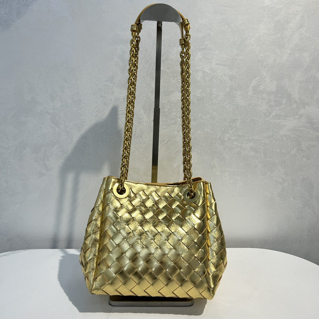 2025新款女士链条降落伞包纯手工真皮编织包百搭通勤单肩斜挎包潮