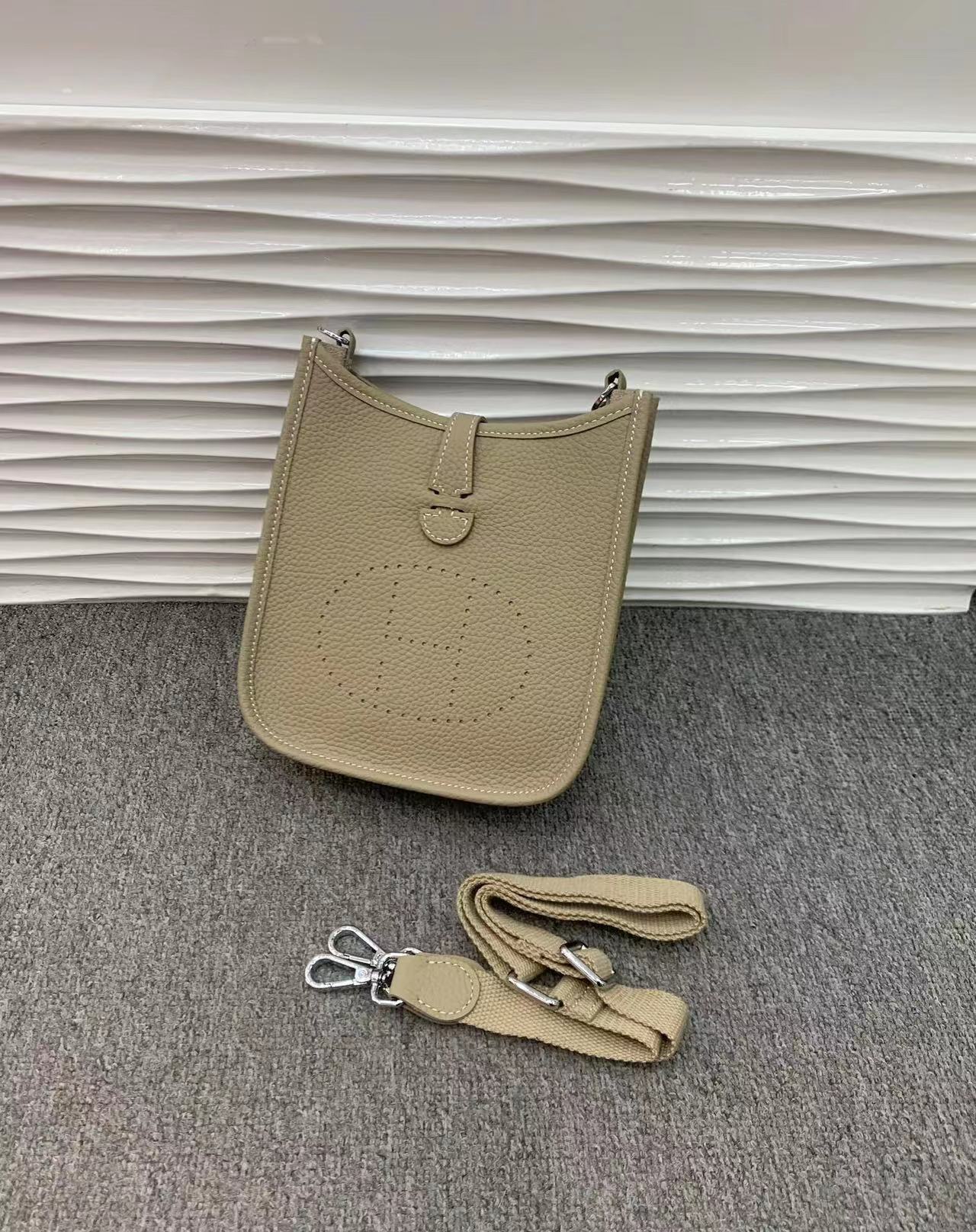 洋气小包包女2024新款字母镂空信封包潮韩版简约时尚单肩斜挎包包