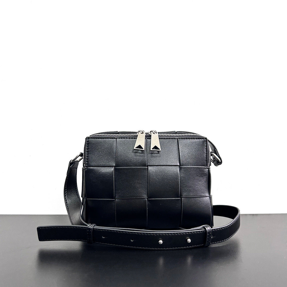 2023秋季新款极简经典大块编织双拉链开合时髦百搭单肩斜挎相机包