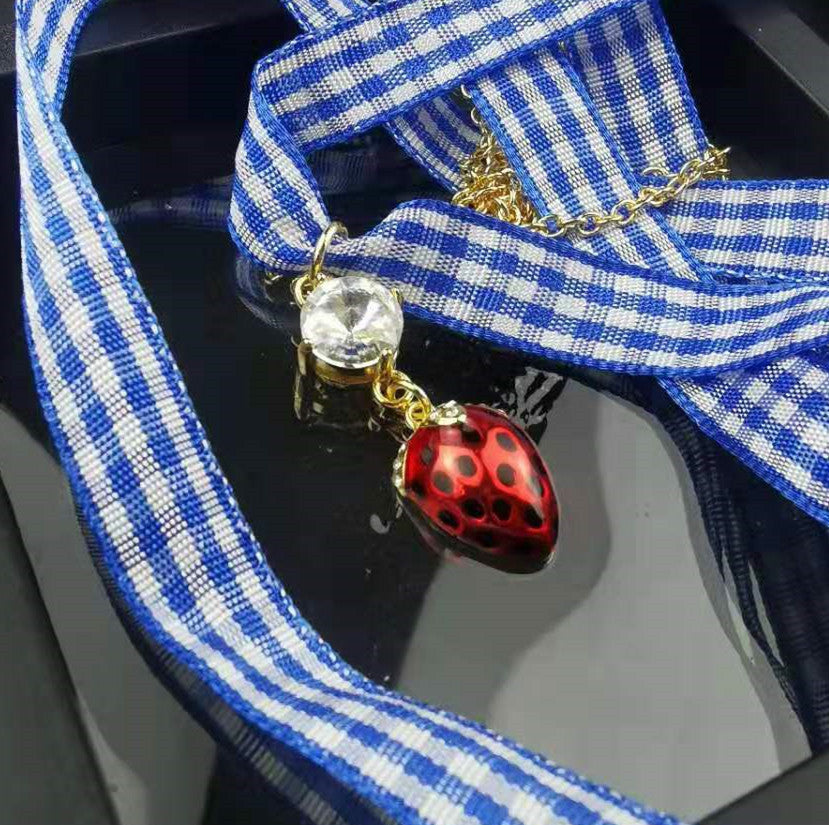 缪家新款项链女草莓镶钻蓝色格子绑带甜美时尚个性一款二戴锁骨链