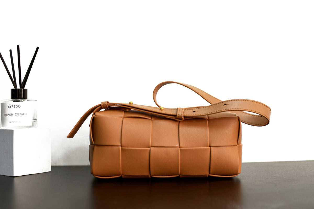 腰包真皮女包编织包包2022新款单肩斜挎胸包女简约时尚轻奢