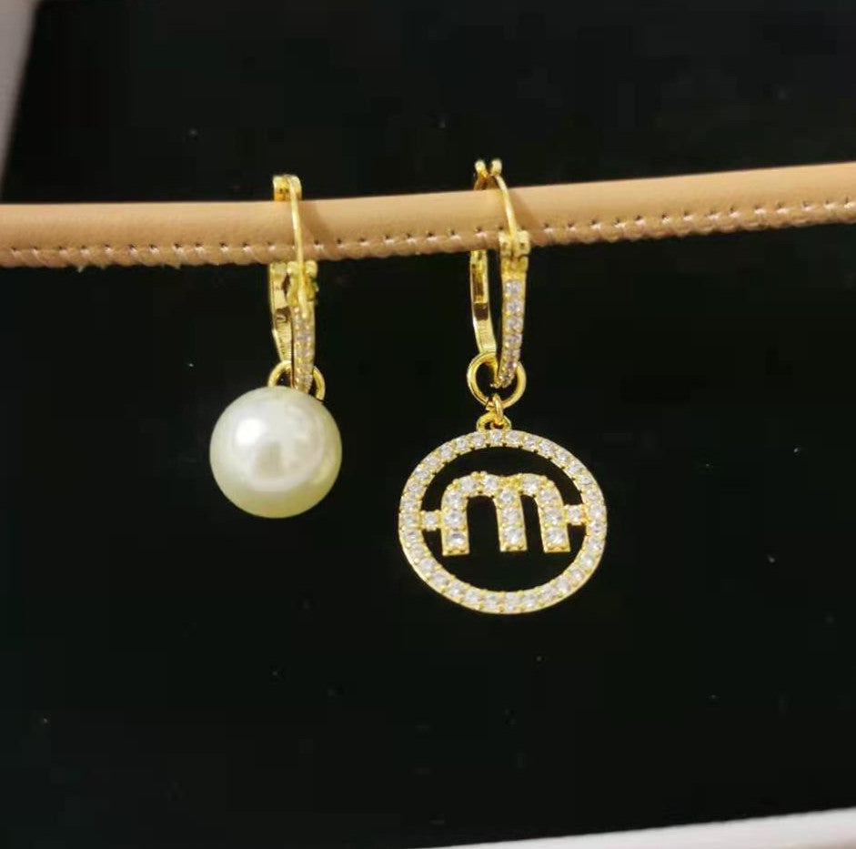 缪家新款水晶镶钻珍珠M字母耳圈可拆卸满钻时尚ins风不对称耳环