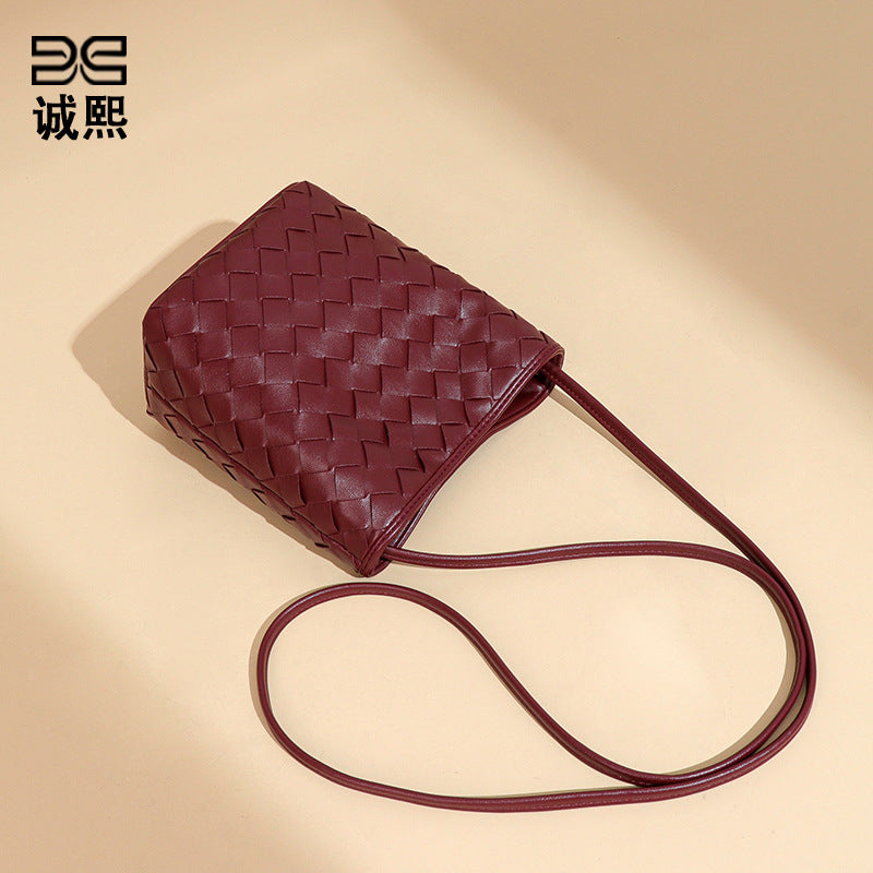 潮流新品手工编织手提女包小巧轻便单肩斜挎包质感纯色迷你水桶包