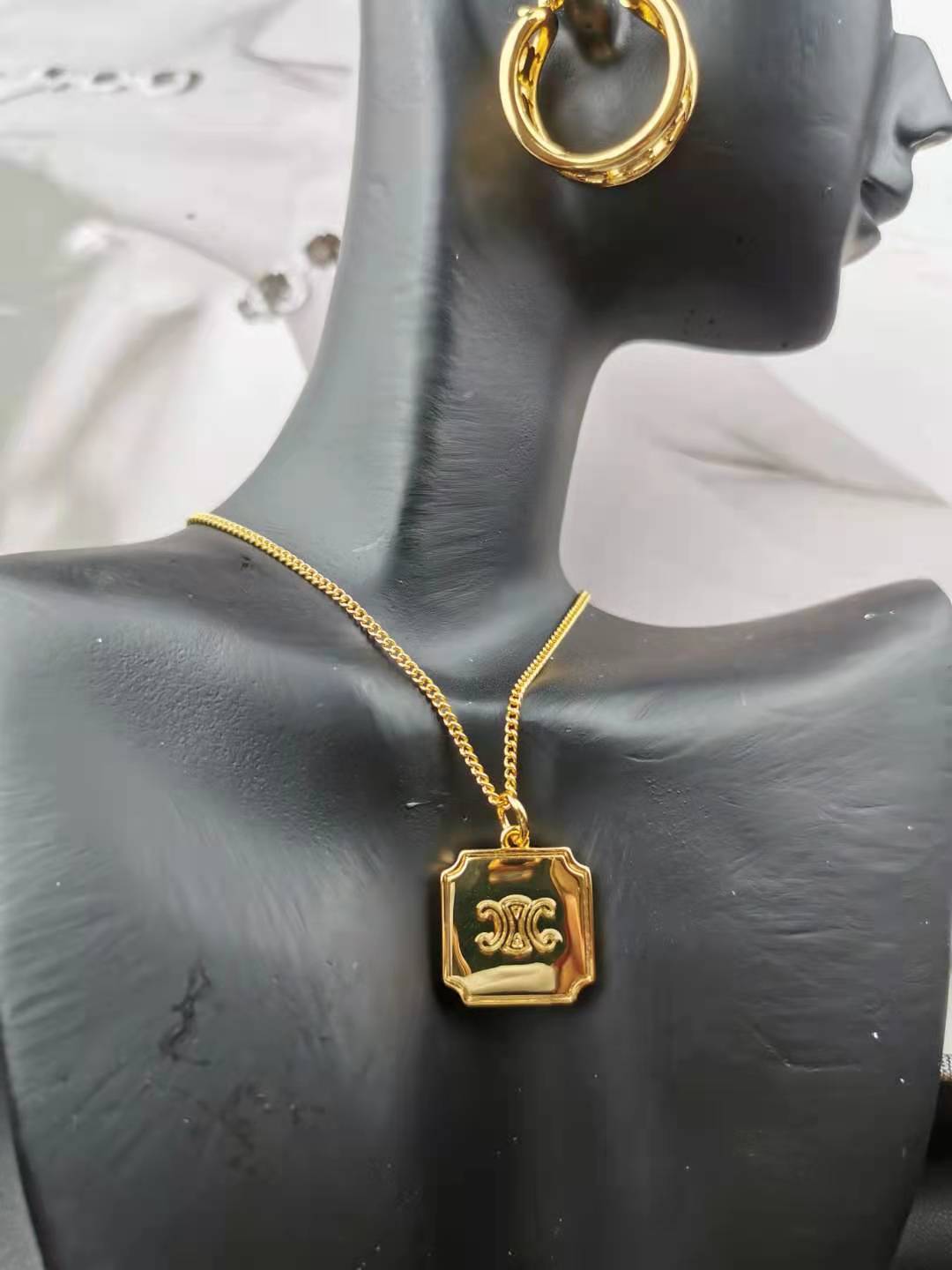 赛家新款凯旋门锁骨链金色方牌复古法式欧美风气质盾牌项链女