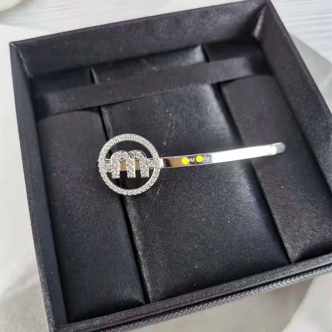 缪家早春新款发夹仿水晶粉色镶钻甜美气质一字弯夹M字母刘海夹