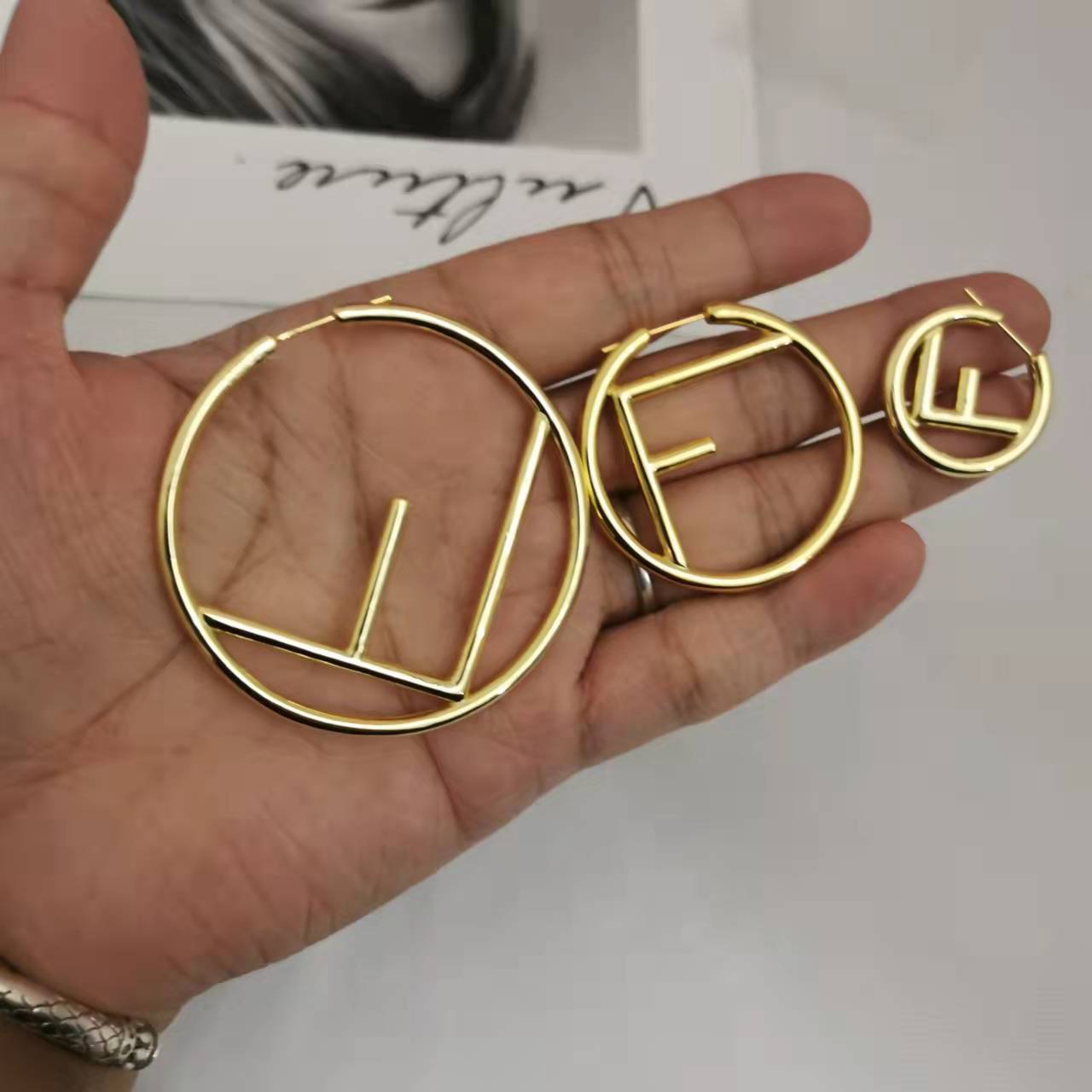 芬家F字母耳圈光身镀金银针迪耳环经典时尚港风气质银针ins风耳环