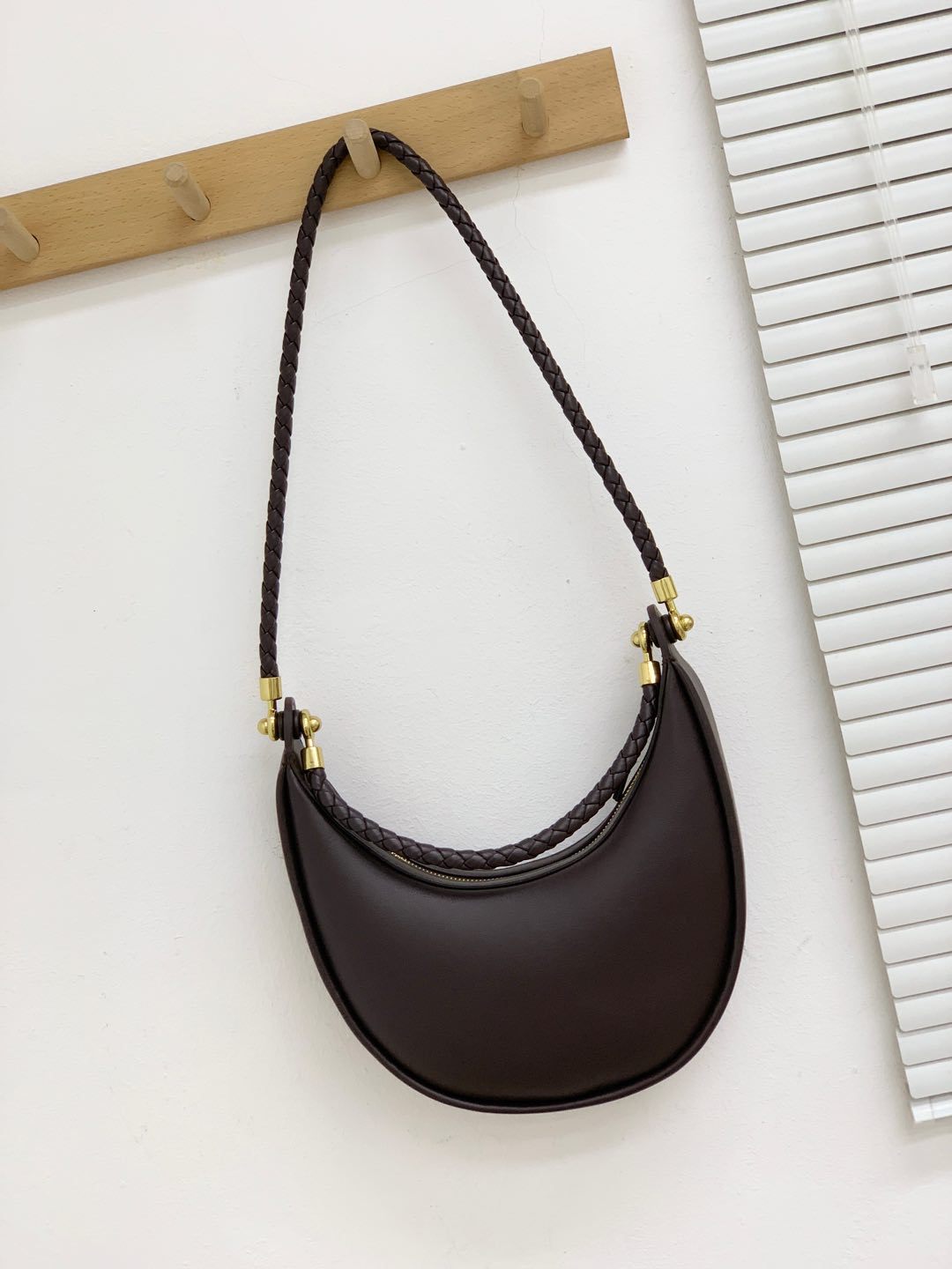 跨境爆款2025新款真皮编织手拎包时尚通勤新月包单肩斜挎半月包