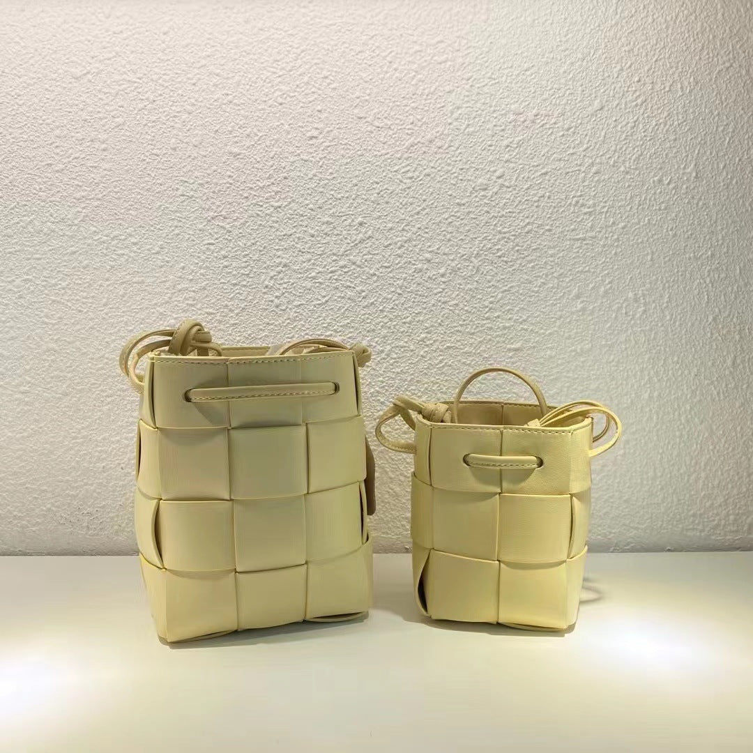 2023手拎休闲单肩包纯色手提包女包抽绳编织菜篮子水桶包轻奢风