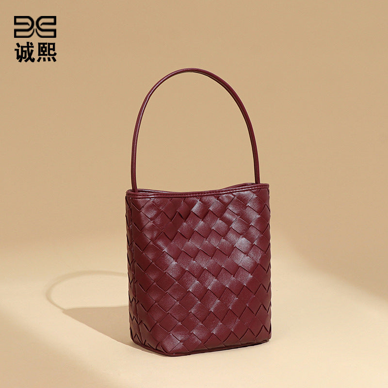 潮流新品手工编织手提女包小巧轻便单肩斜挎包质感纯色迷你水桶包