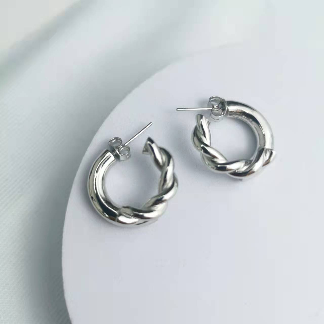 BV家新款几何形麻花扭绳耳钉女高级感简约INS风C形拼接耳环批发