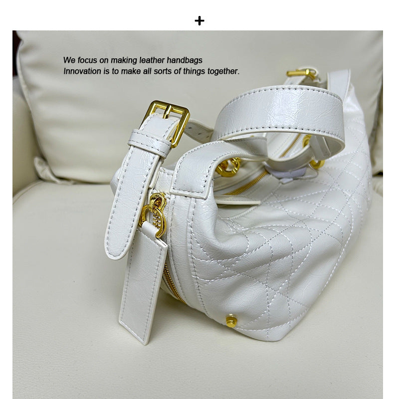 2025新款头层牛皮平纹爆裂纹饺子包油蜡松弛慵懒百搭休闲饭盒包女