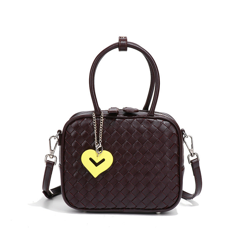 甜妹时尚斜挎女包爱心挂件手拎包化妆包轻便大容量编织单肩枕头包