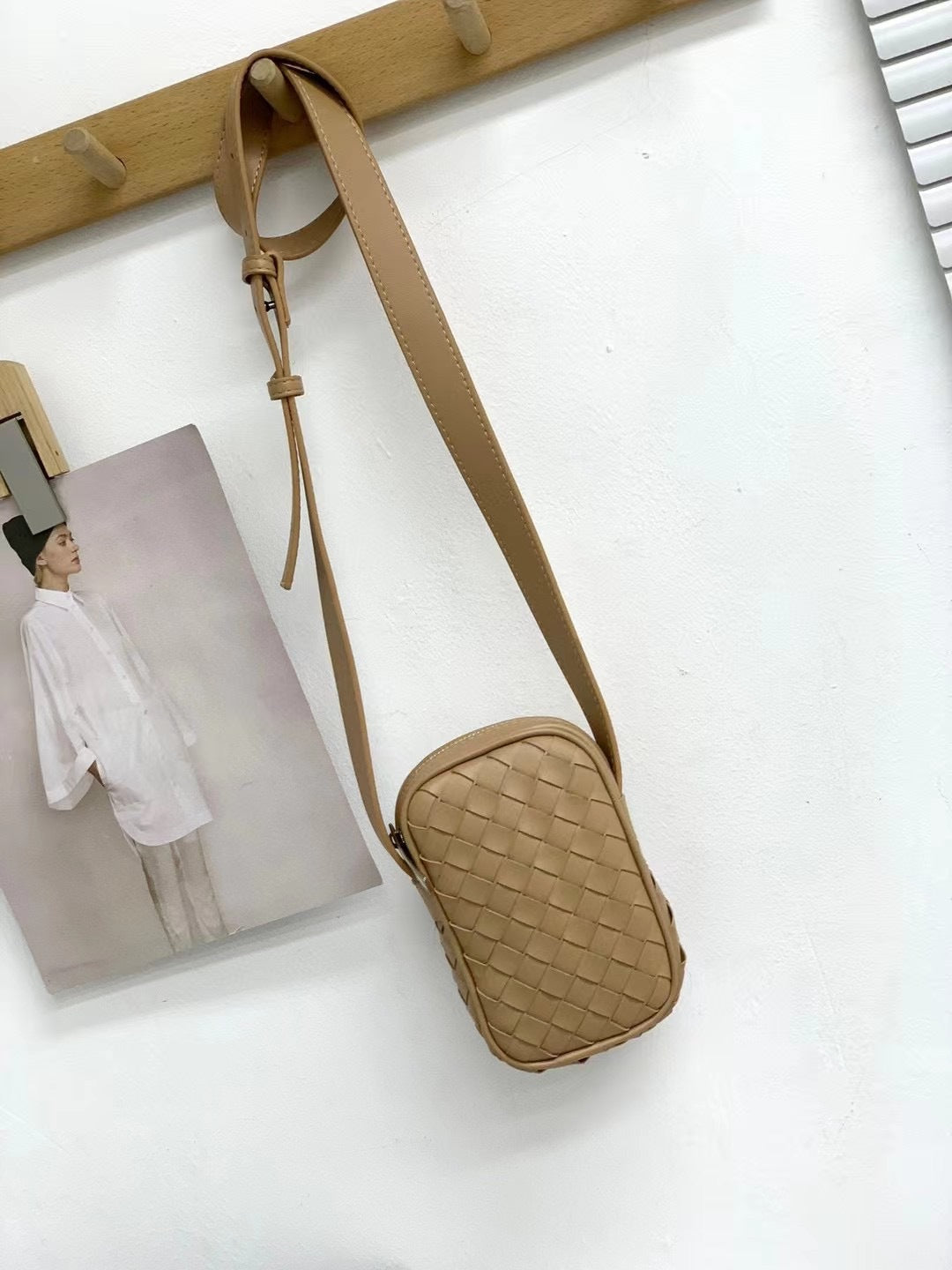 2024早春新款真皮编织包包女时尚高级感竖款手机包休闲迷你小挎包