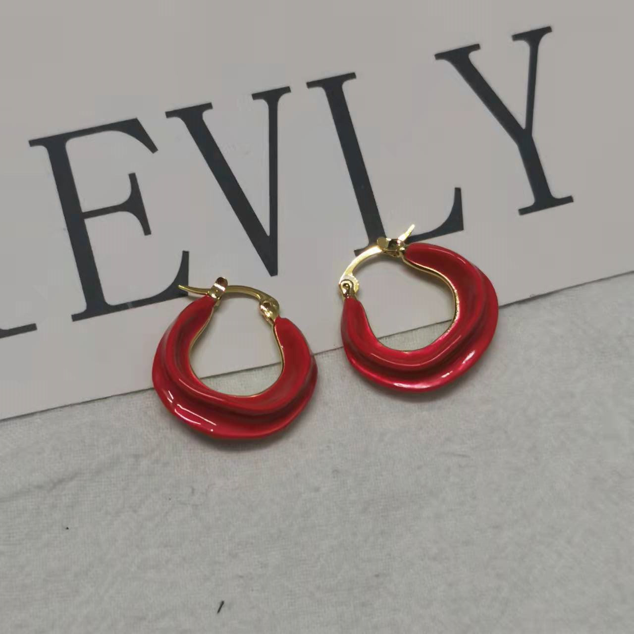 赛家新款celin秀创意彩色珐琅小号金色饰面黄铜圈式扭曲圆圈耳环