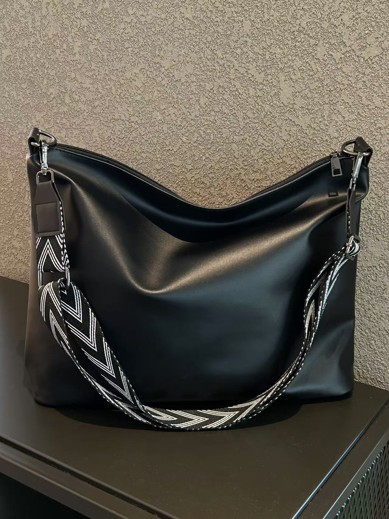 大容量托特包百搭黑色单肩斜挎包健身ins小众轻奢街头通勤电脑包