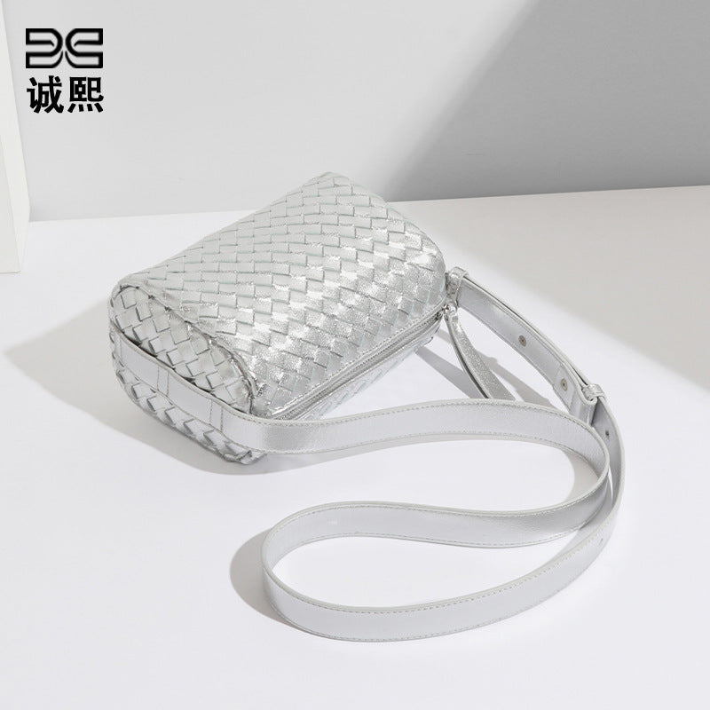 源头工厂直销包包女轻奢风高级质感单肩斜挎编织小方包银色枕头包