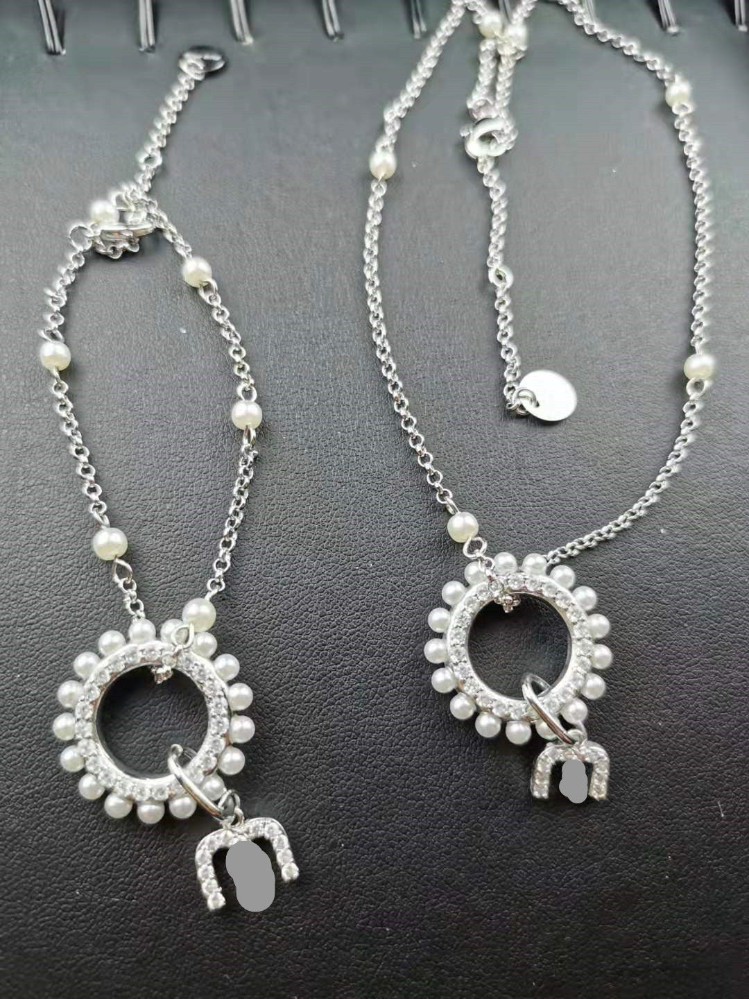 缪家新款锁骨链镶钻m字母吊坠满钻甜美时尚M字母珍珠项链女