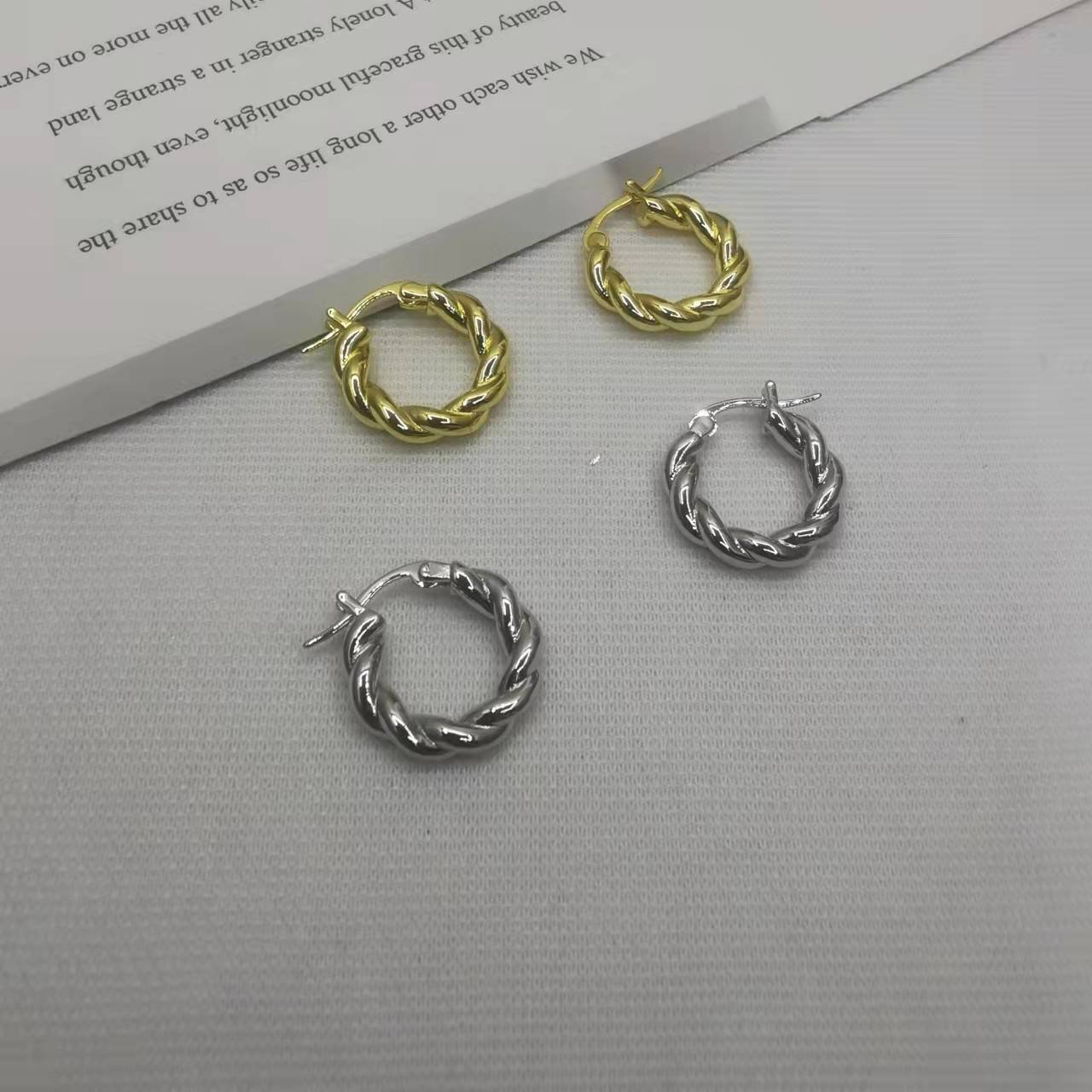 BV家21新款麻花耳环女高级感简约百搭光面环形扭扭耳扣几何小耳圈