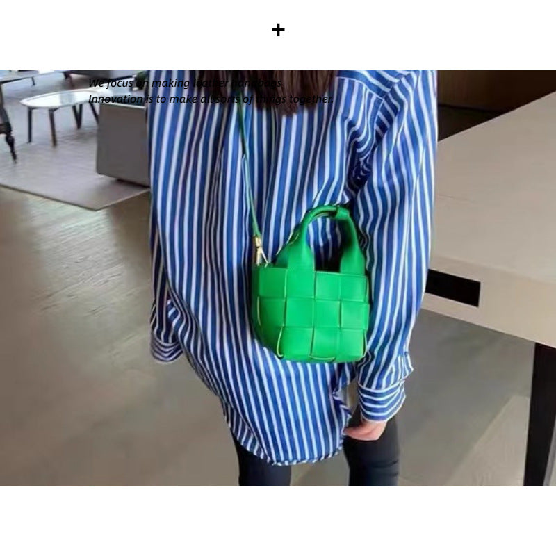 包包2022新款真皮女包编织牛皮单肩斜挎手提包手拎水桶简约时尚