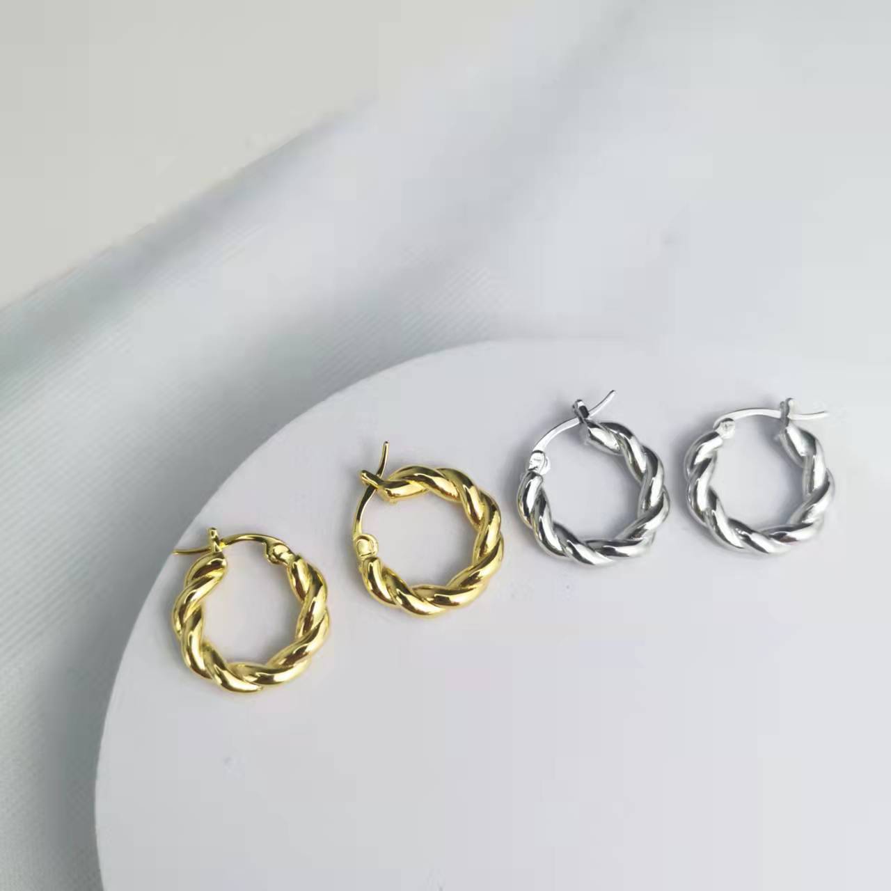 BV家21新款几何形麻花扭绳耳圈女高级感简约光面INS风O形耳环