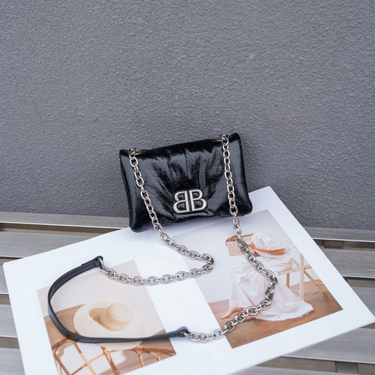 小众设计褶皱羽绒邮差包2025新款大容量甜酷女孩斜挎包单肩大包女