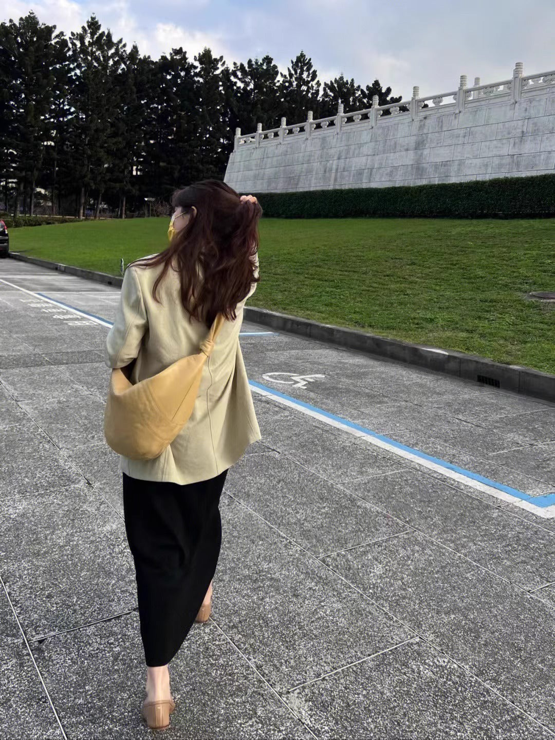 大容量慵懒女包法国小众牛角包羊皮可颂包真皮饺子包斜挎腰包大