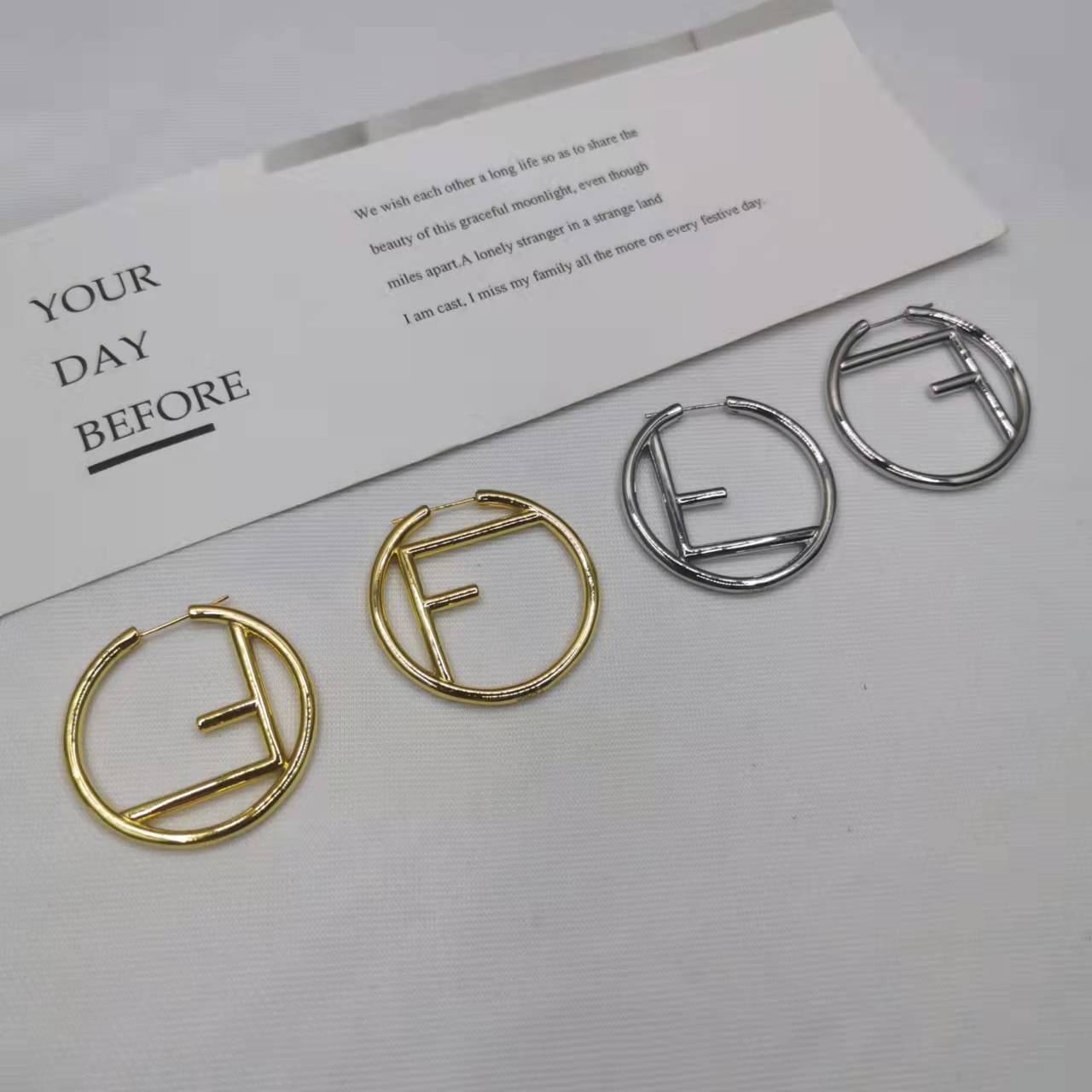 芬家21新款F字母圆圈耳环女高级感气质光面欧美风耳扣不对称耳圈