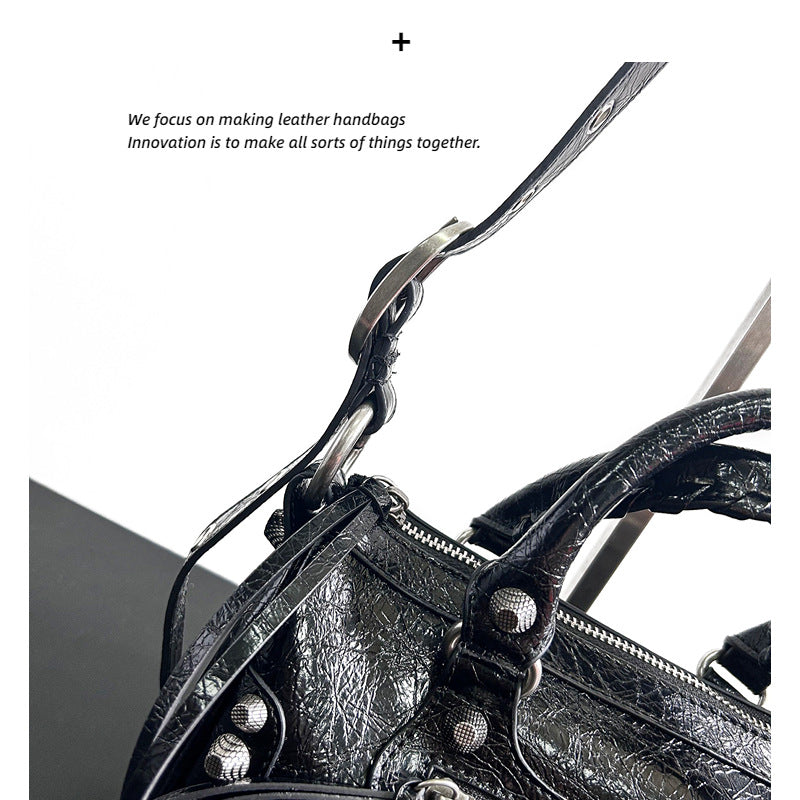 2023新款网红同款时尚百搭暗黑机车铆钉设计小托特手提斜挎包包女