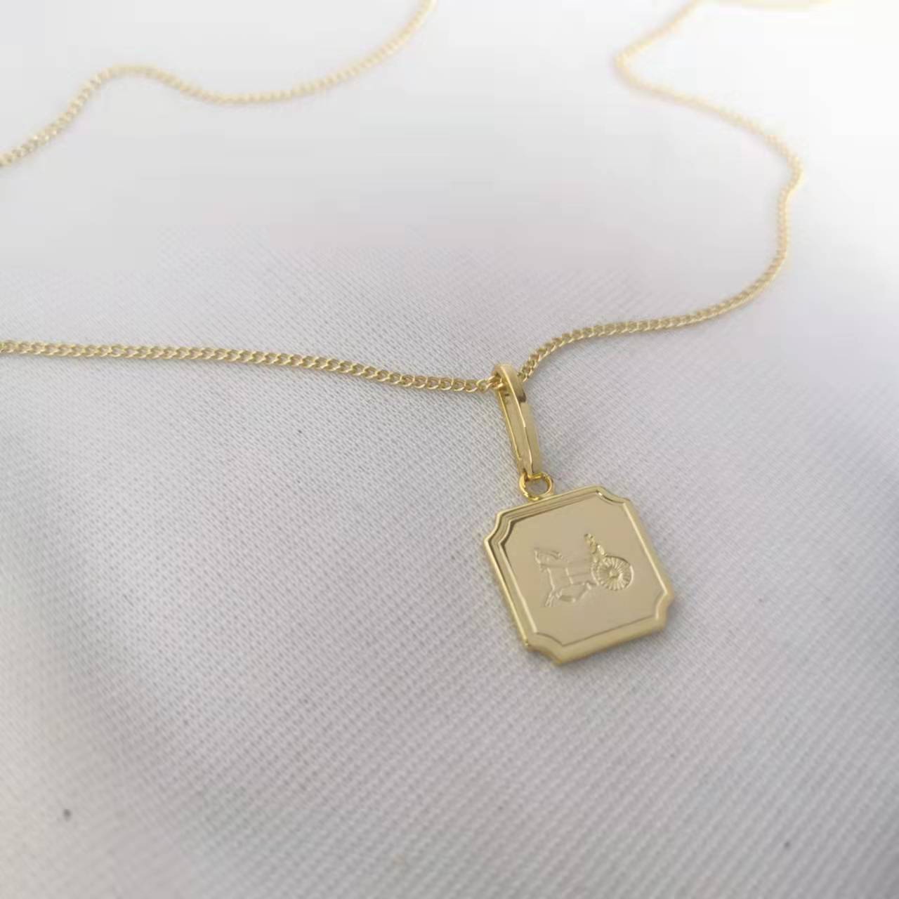 赛家22新款油压马车铭牌项链女气质光面镀金方牌锁骨链celi风颈链