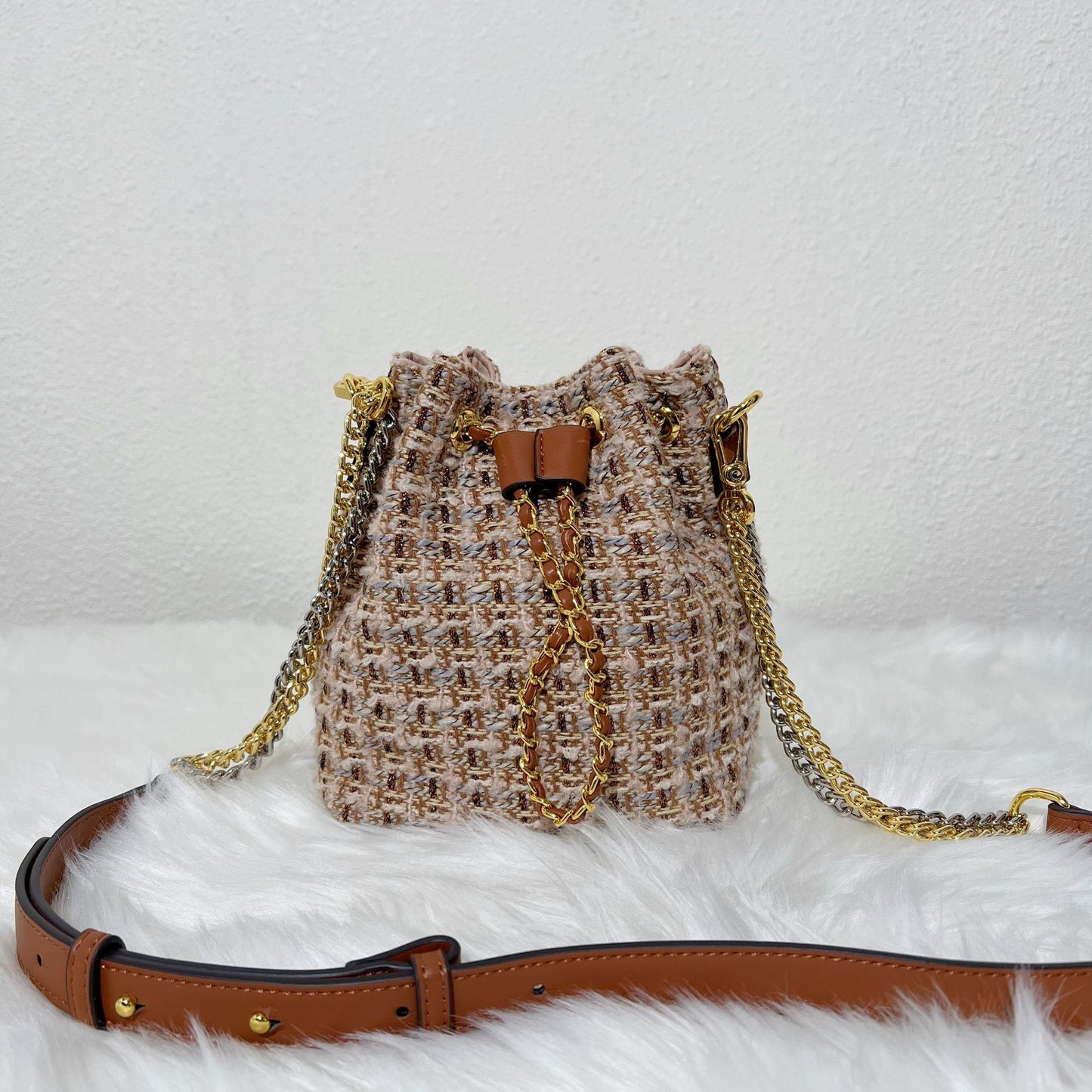 2024秋冬新品时尚复古呢子水桶包抽绳双色链条包单肩斜跨女包包潮