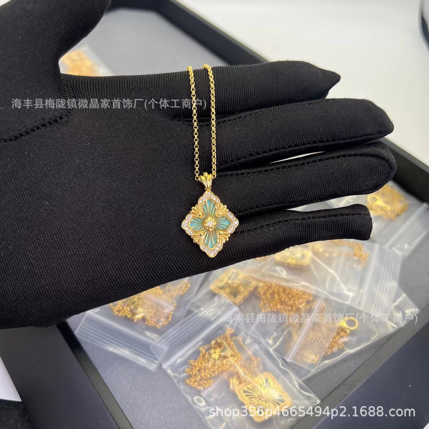 V金歌剧院四叶草项链高品质CNC天河蓝白贝母镶钻opera布契锁骨链