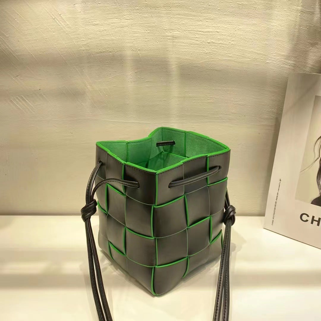 2023手拎休闲单肩包纯色手提包女包抽绳编织菜篮子水桶包轻奢风