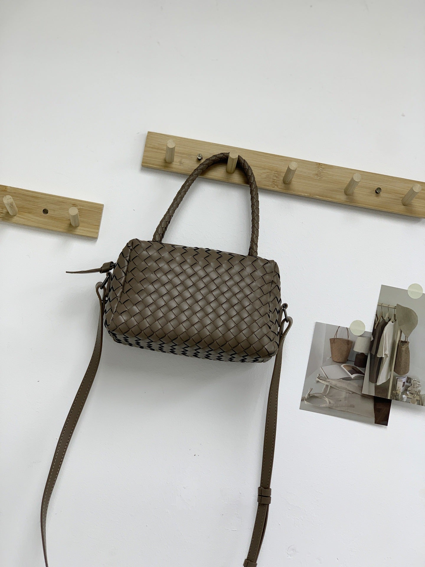 2024新款编织包包女小众高级酒红色手拎单肩斜挎小方包相机枕头包