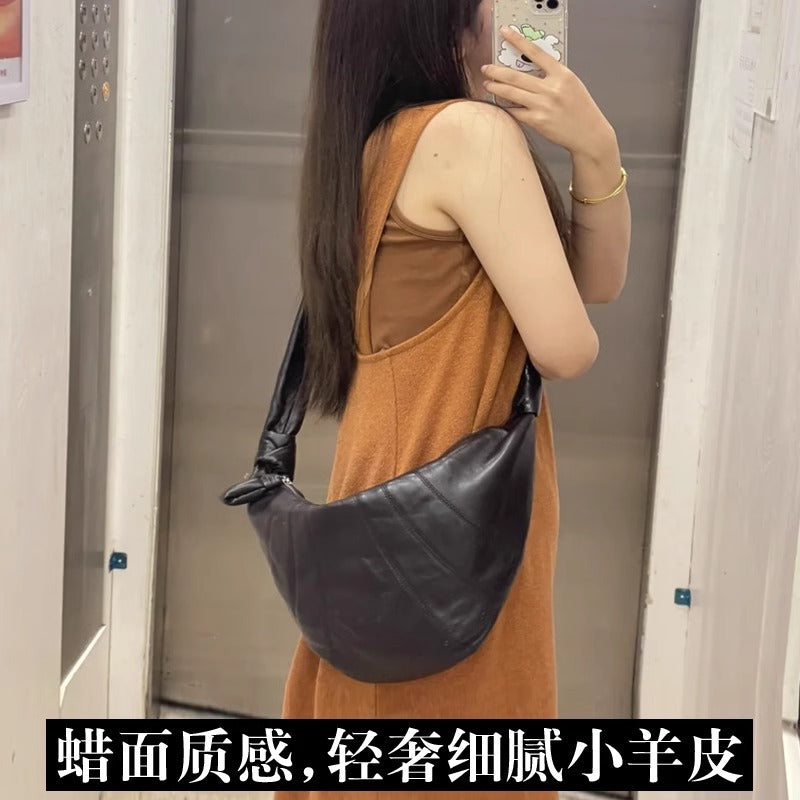 L家牛角包小众羊皮可颂包休闲饺子包真皮小号斜挎流浪胸包 批发