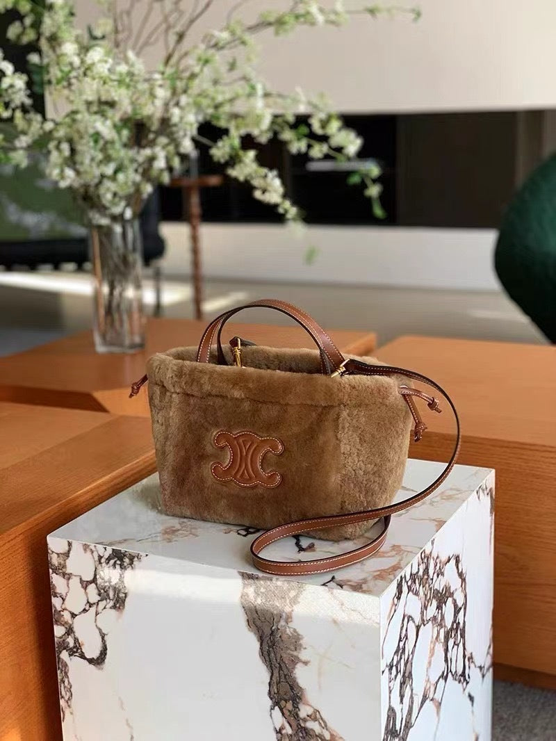 新款代购韩国羊羔毛包毛绒绒手拎包上班通勤手提包凯旋门托特包包