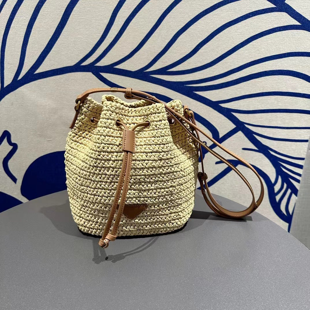 水桶包拉菲草配真皮单肩包时尚洋气夏季包包抽带斜挎包麻配皮潮流