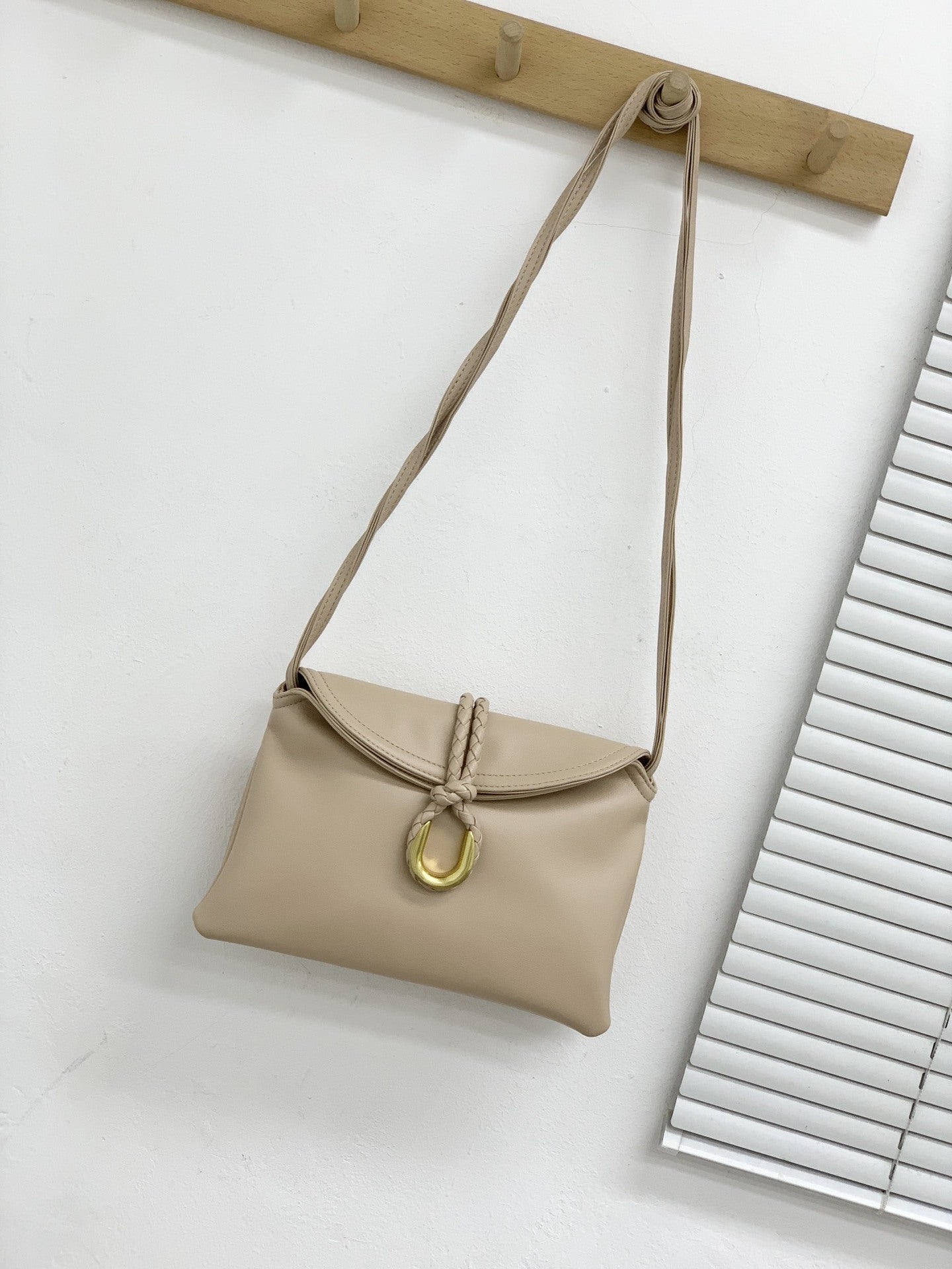 24新款植鞣牛皮编织绳扣女包单肩斜挎包高级质感女手拿腋下包包