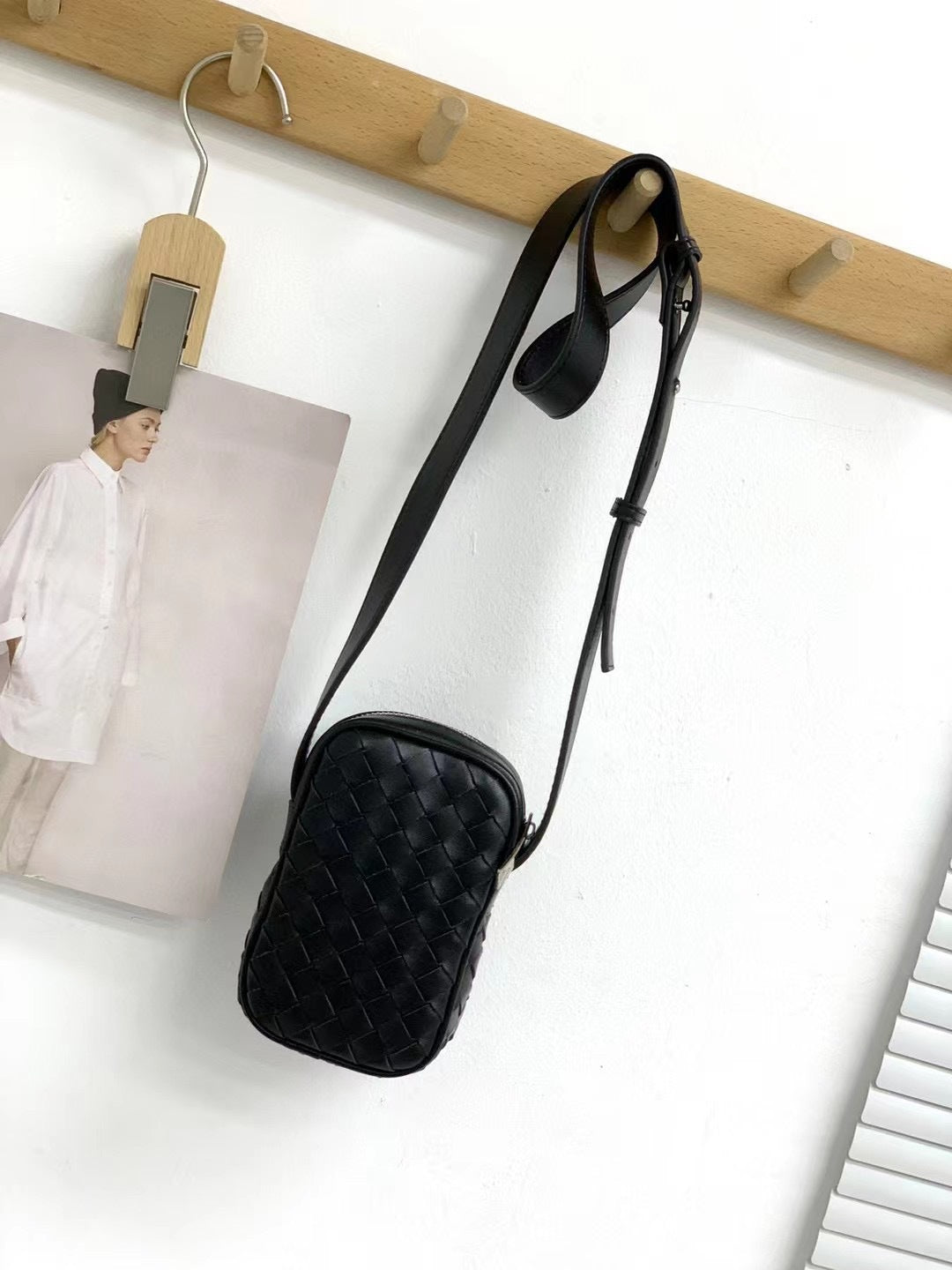 2024早春新款真皮编织包包女时尚高级感竖款手机包休闲迷你小挎包