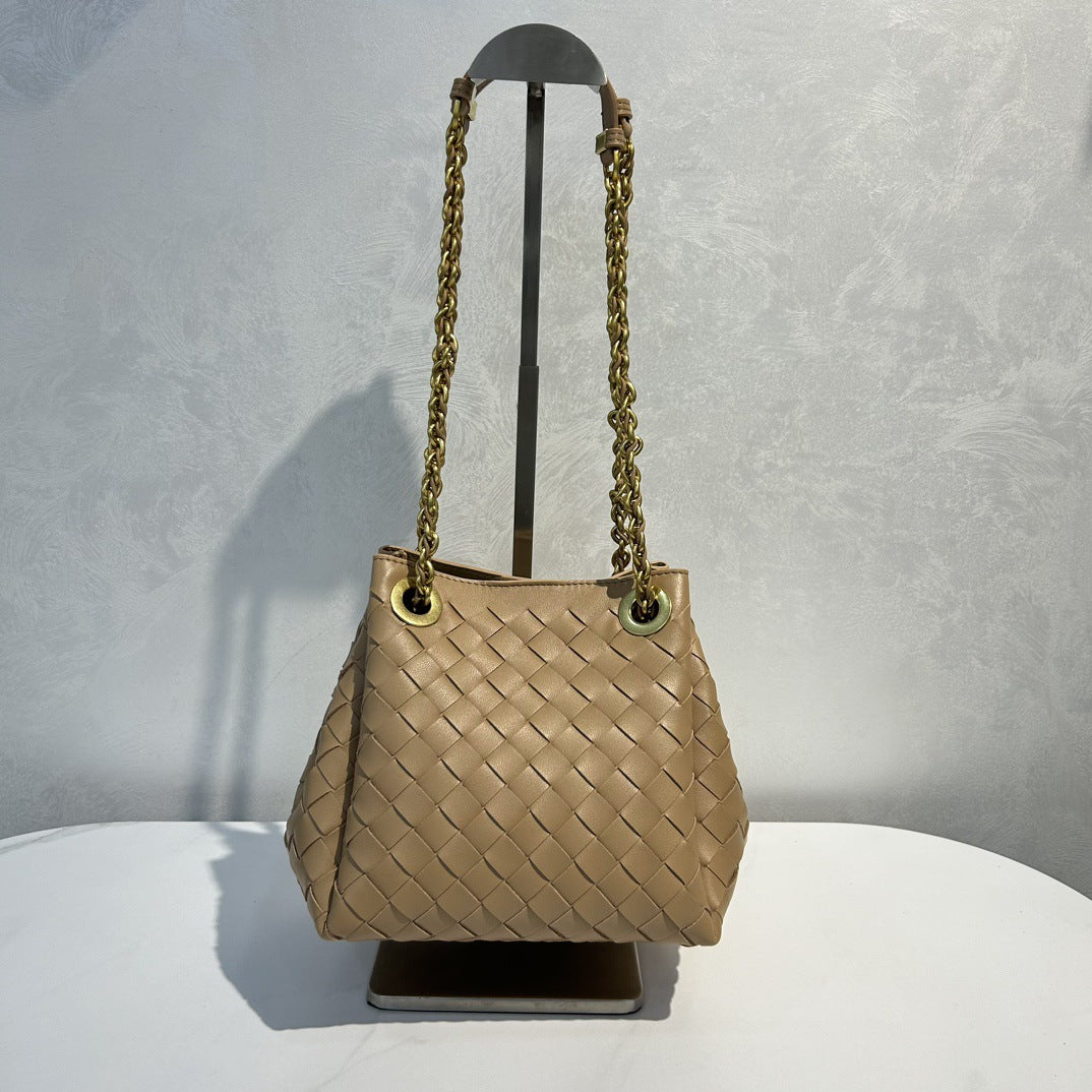 2025新款女士链条降落伞包纯手工真皮编织包百搭通勤单肩斜挎包潮