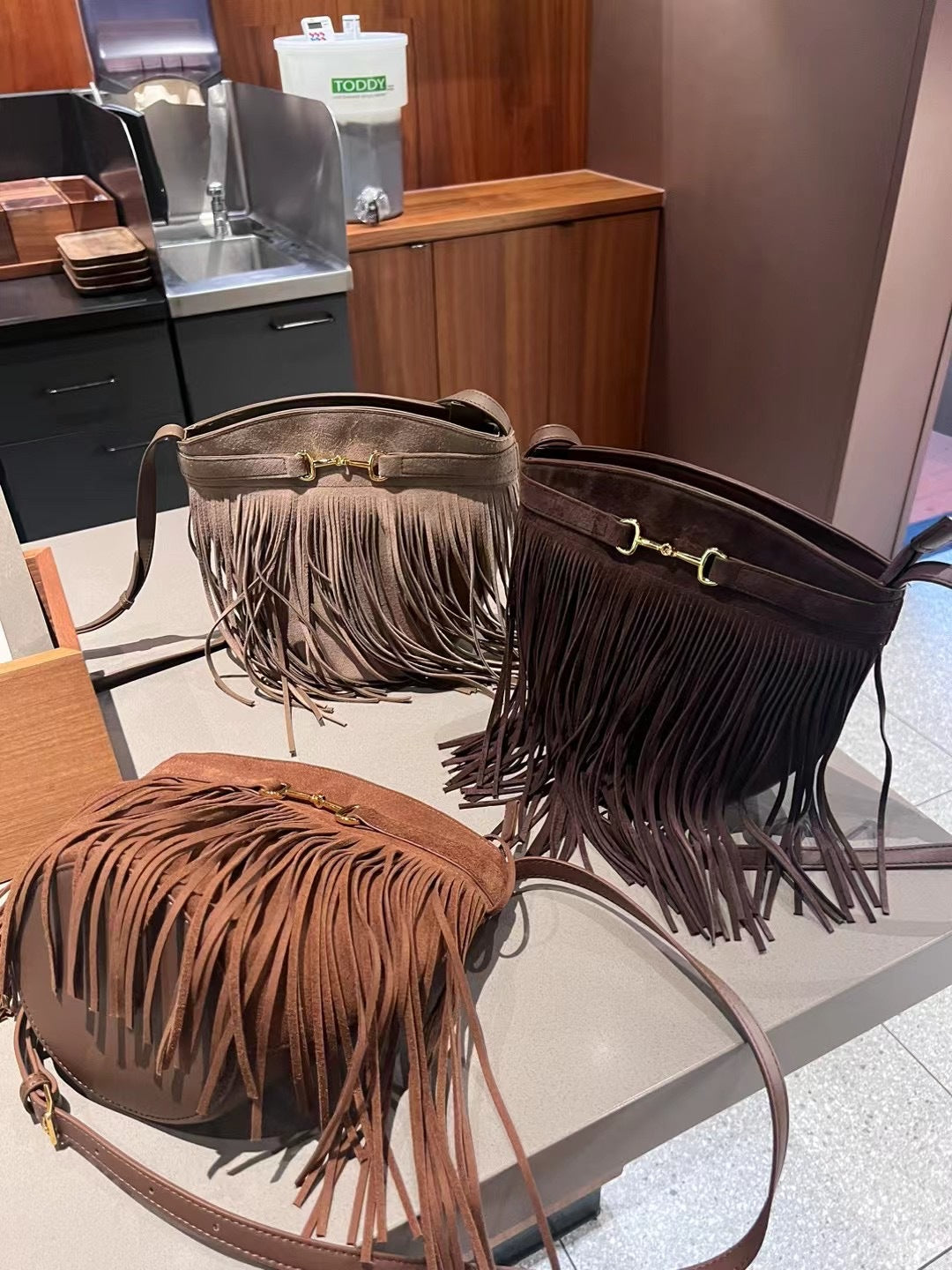 2023新款文艺复古真皮流苏包女斜挎 翻毛牛皮麂皮单肩水桶包